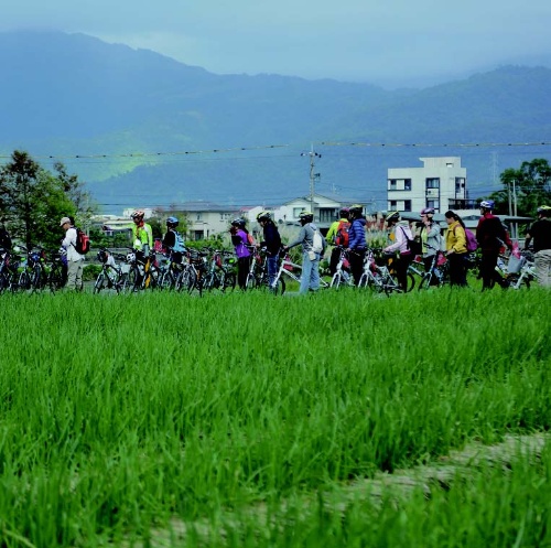 友善不只是一種耕作方式，而是要重新以友善、而非競爭的方式來重建生產者與土地的關係、生產者與消費者的關係，也從而改變人類社會與自然的集體關係。