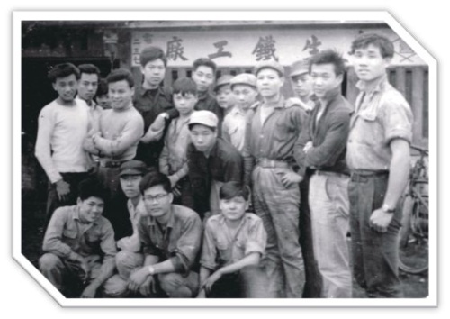 喜生鐵工廠技師們合影。