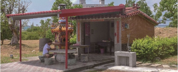 正對著烏石港遺址的萬善祠，極可能是本縣最早的狹義型陰廟。(張恆瑞攝)