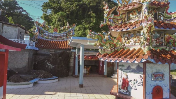 正殿前方就是一塊巨石，於是將正門改設於龍側，並安置天公爐。( 張恆瑞攝)
