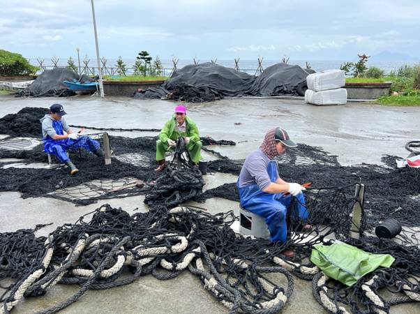 石城定置漁網漁民正在製作各種網目的定置漁網(攝影：郭毓璞)