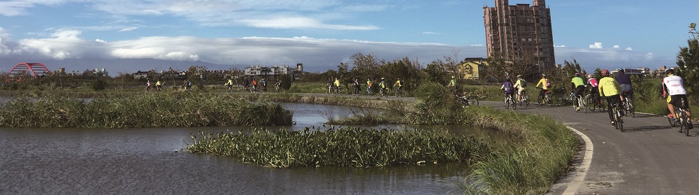 創造騎蹟宜蘭博物館家族鐵馬巡禮的參與者正在騎單車繞行烏石港濕地