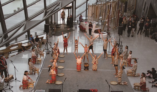四季音樂節中的冬陽原音季，邀請宜蘭的原民團體在大廳進行音樂及舞蹈表演。
