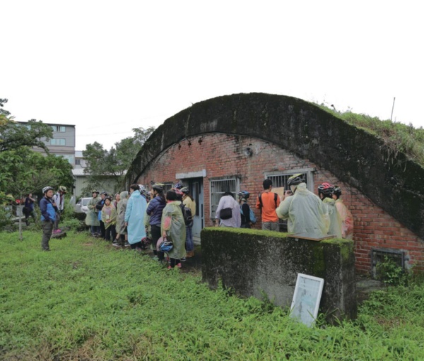 參與踏查的學員於進士機堡前聆聽導覽解說