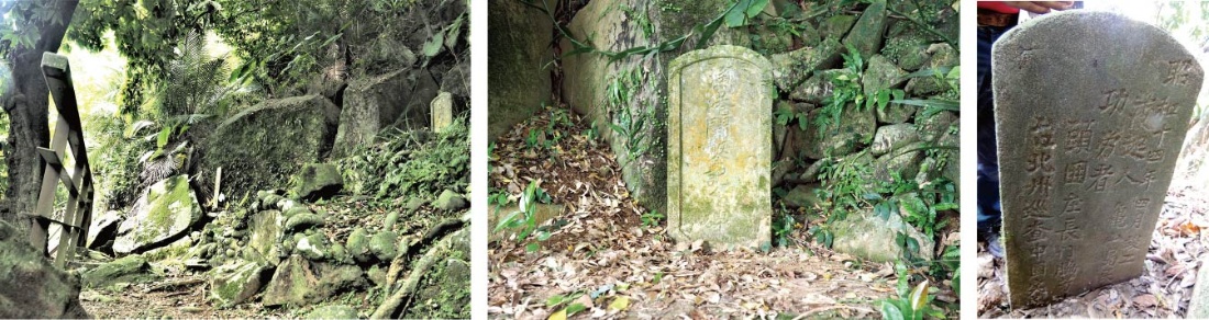 左:毛柿公樹與漁港開鑿記念碑1。（陳財發提供） / 中:毛柿公樹與漁港開鑿記念碑2。（陳財發提供） / 右:背面碑註： 昭和14 年4 月竣工；發起人龜 山島民一同； 功勞者- 頭圍庄長門脇方藏及台 北州巡查中園實勝（？）。（陳 財發提供）