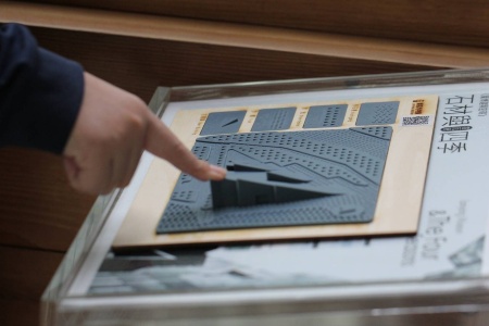 透過觸摸模型認識蘭陽博物館單面山造型的建築特色