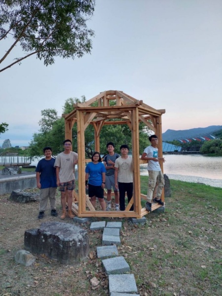 汗得師生與小屋合影