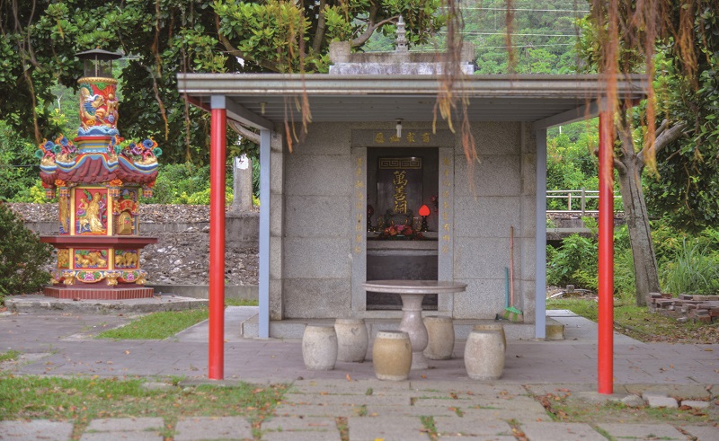 頭城港澳橋萬善祠( 進口中國石材組合的新式小祠) 。(張恆瑞 攝)