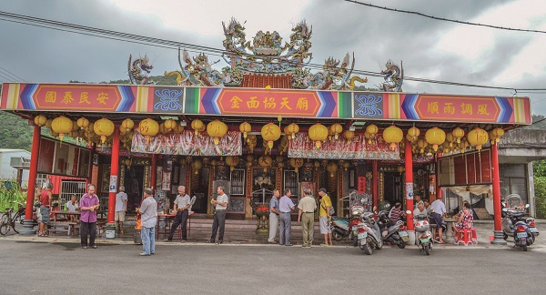 金面里協天廟增建的拜亭，提供居民交流、祭祀的空間。(張恆瑞 攝)