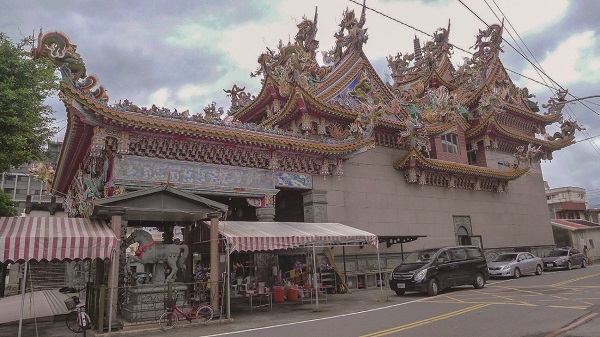 蘭地多雨，故在廟前建一拜亭，方便信眾雨天時進行活動，有其客觀機能上的需要。然而，卻也發生擋到 正面和影響正殿採光的副作用。大坑里協天宮將問題納入建築設計中一併解決，除了將拜庭加高以外，並在正殿上方 加開高窗，不失為解決問題的良策。(張恆瑞 攝)
