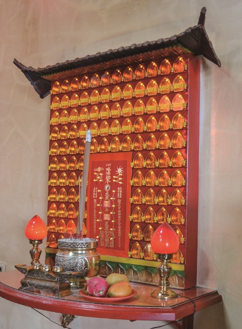 巾山宮太歲燈及太歲燈牌。(張恆瑞 攝)