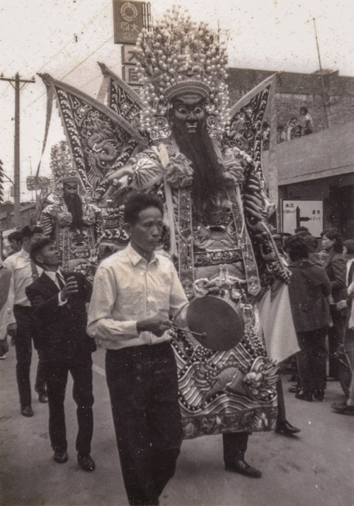 頭城城隍廟文武判官大身尪參與該廟民國60 年遶境情景。(林丁芳 提供)