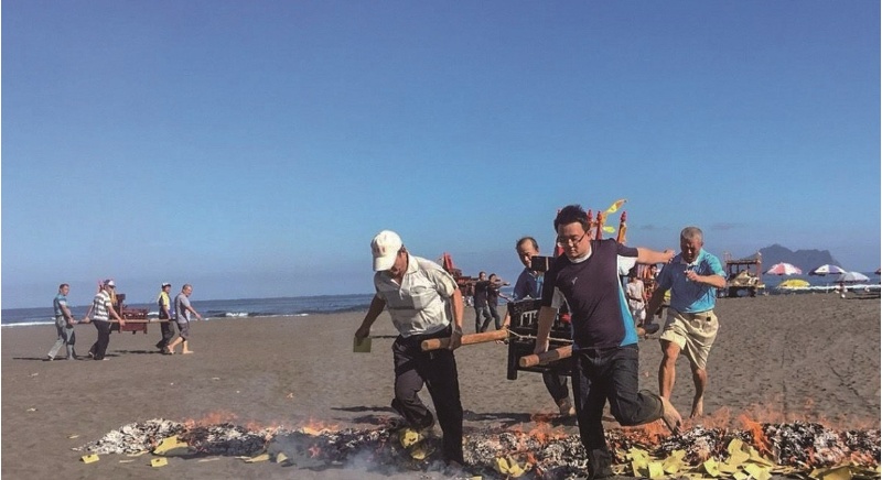 同樣是漁村過火，港口里董慶寺卻在沙灘舉行，且過的是金火，而非炭火。( 吳誌詳 攝)