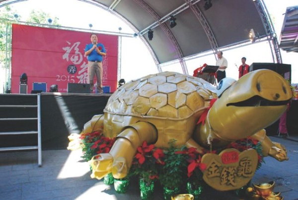 鎮長曹乾舜先生於民國104 年11 月創辦「福神弄龜」─頭城老街文化創意活動。(頭城鎮公所 提供)