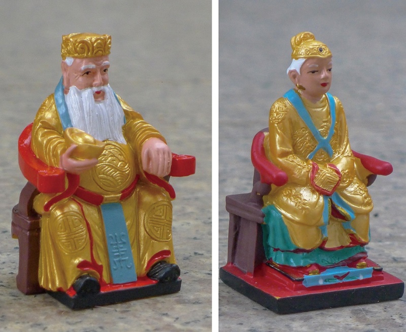 左：民國107 年頭城鎮公所「福神弄龜」活動之土 地公公仔。(張恆瑞 攝) / 右：民國108 年頭城鎮公所「福神弄龜」活 動之土地婆公仔。(張恆瑞 攝)