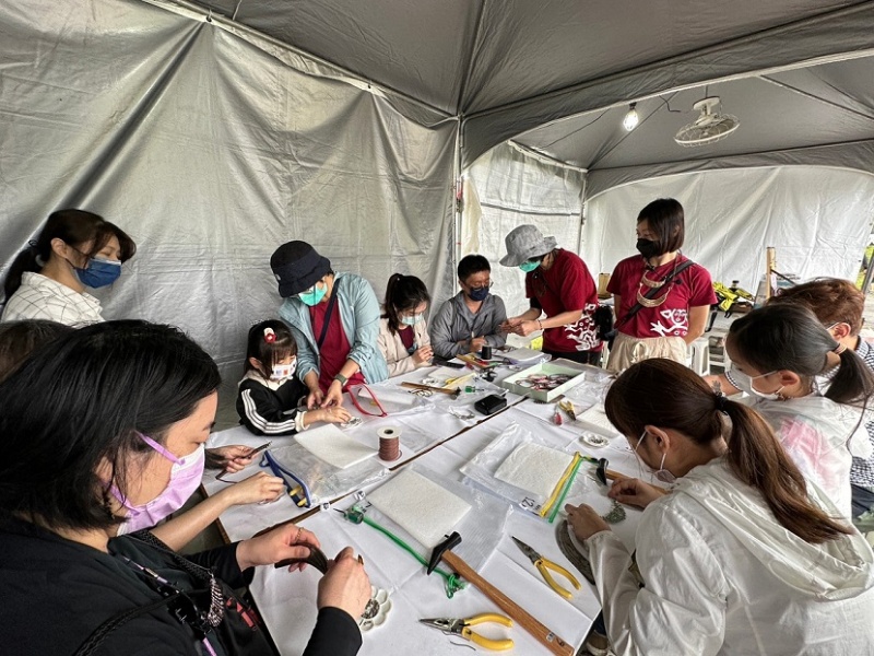 遊客在蘭博同仁們的帶領下進行金鯉魚飾品的製作