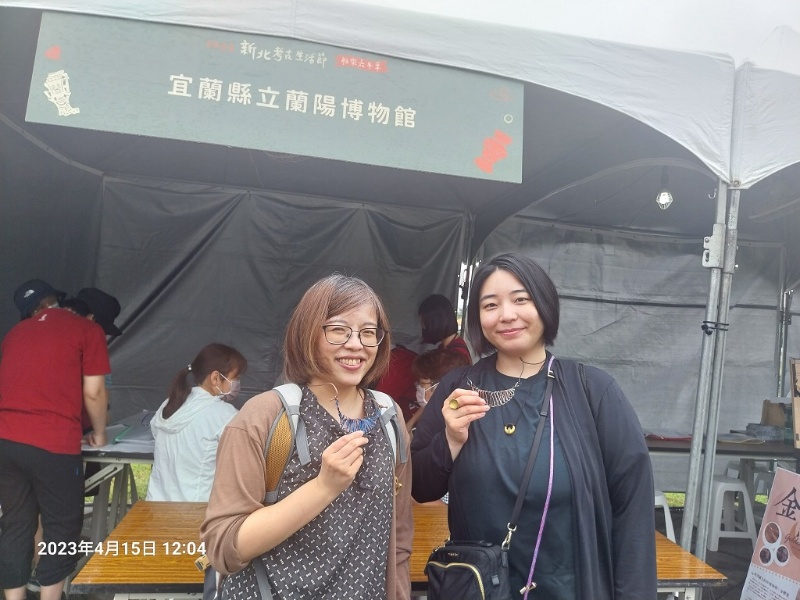 遊客與製作完成的金鯉魚飾品合影