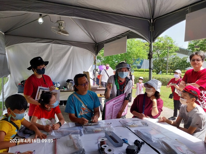 雅玲老師於DIY開始前為遊客介紹金鯉魚相關的歷史