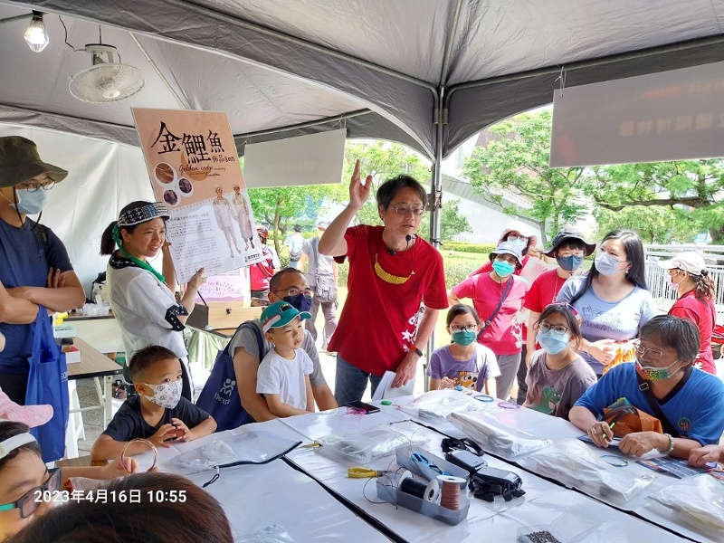 宏仁老師於DIY開始前為遊客介紹金鯉魚相關的歷史