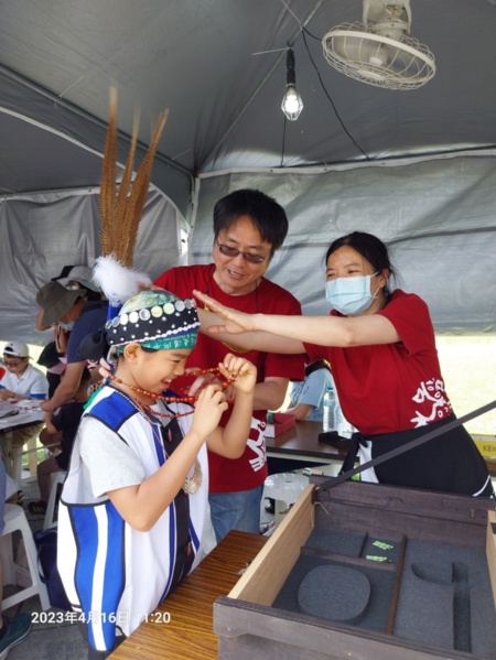 老師們協助小朋友穿戴噶瑪蘭族服飾