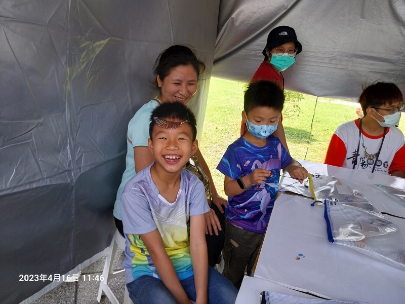 小朋友開心地配戴金鯉魚飾品