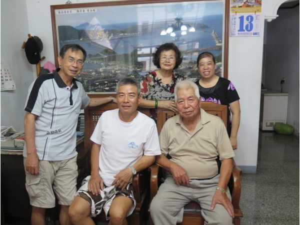 張進明與採訪團隊合影