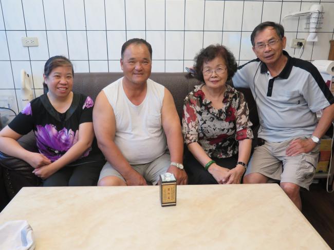 李源漳與採訪團隊合影