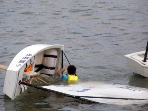 岳明國小的同學操控帆船於海上航行