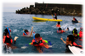 岳明國小的同學參與浮潛課程