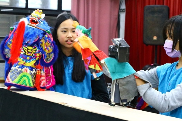 岳明國小的同學自編自導自演漂流相機的故事，連道具都是用海廢來做！