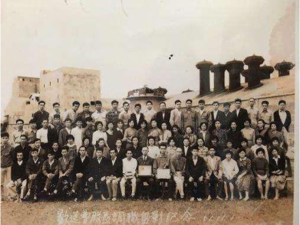 民國51年11月歡送因受到讀書會牽連而離職的曹股長。