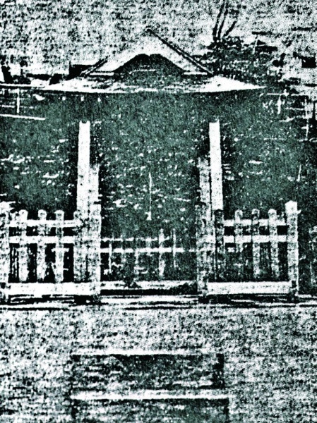 《莎韻之鐘》原件只剩殘存的基台，已被遺忘在舊リ ヨヘン社（利有亨社）的山林裡。（宜蘭縣史館典藏）