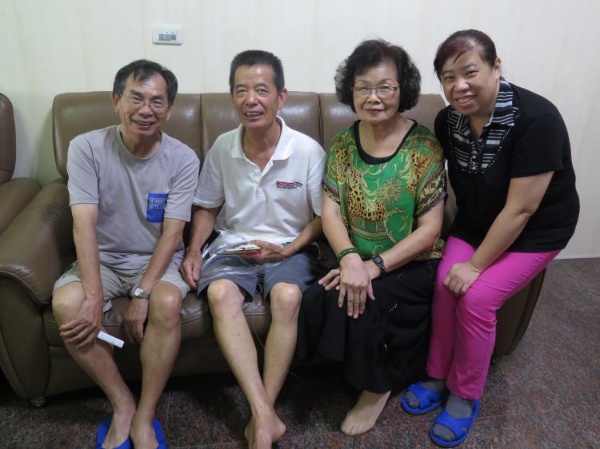 林石水與採訪團隊合影