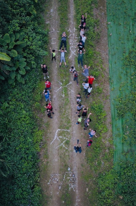 慈心華德福小學以及內城國小化育分校的小朋友，希望能傳遞教育現場聲音，上山擺石頭作為海報畫面，後來這張海報還舉到環保署前面。