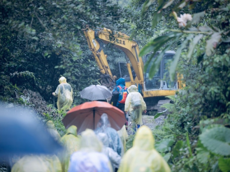 目擊現場是很重要的一門課，學生至議題現場進行紀錄。