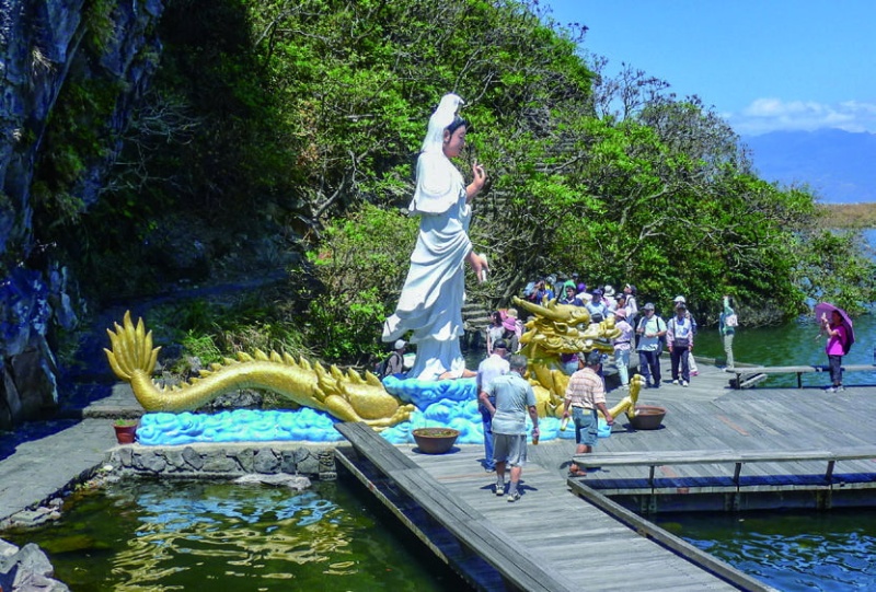 島上龜尾潭旁的騎龍觀音。(張恆瑞 攝)