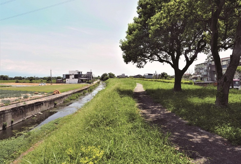 經過綠美化的舊堤頂，成為社區居民輕旅的休閒步道。（陳財發提供）
