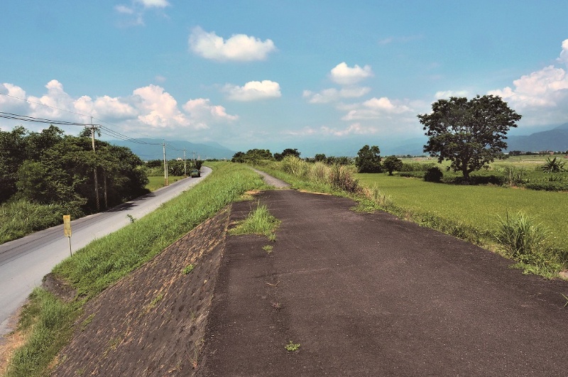鋼筋混泥土堤與綠草如茵的土砂堤銜接處，就是舊堤防的終點，長度約2公里。（陳財發提供）