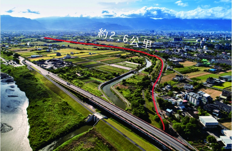 壯圍堤浮洲段約2.6公里的腳程，其堤防高度尚保持初期基本樣態。（陳財發提供）