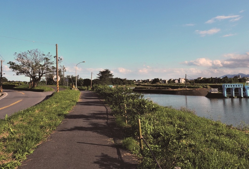 壯圍堤至溪洲大排制水門後，水路與堤防就分開往東擴展，浮洲田園就靠員山堤與壯圍堤間的南北庇護，由水災頻仍之地慢慢形成一片良田。（陳財發提供）