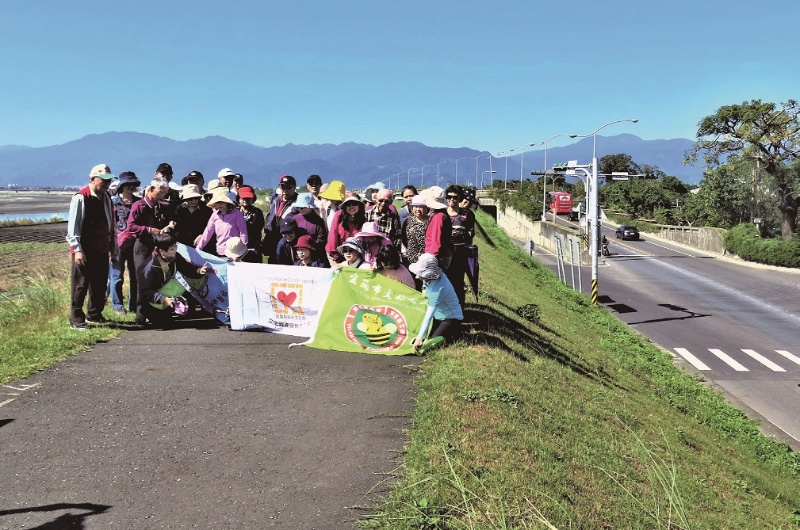 2017（民國106）年6月，第一河川局在南津路與凱旋路交會處興建浮洲橋，翌年11月竣工後將員山堤與壯圍堤聯貫起來，從而壯圍堤浮洲段就被切割出來。（陳財發提供）