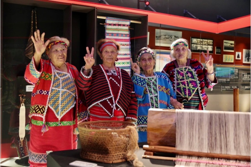 四位耆老於展區前合影，由左至右分別為：張陳探珠、馮鐘蘭香、池蓮花、郭彭蘭妹。