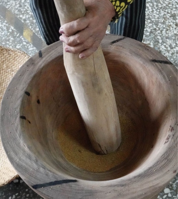 將篩過的小米倒進杵臼中把外殼搗碎；不斷重複吹與搗的去殼步驟，直到每顆小米從黃色變成米白色，即可保存使用。