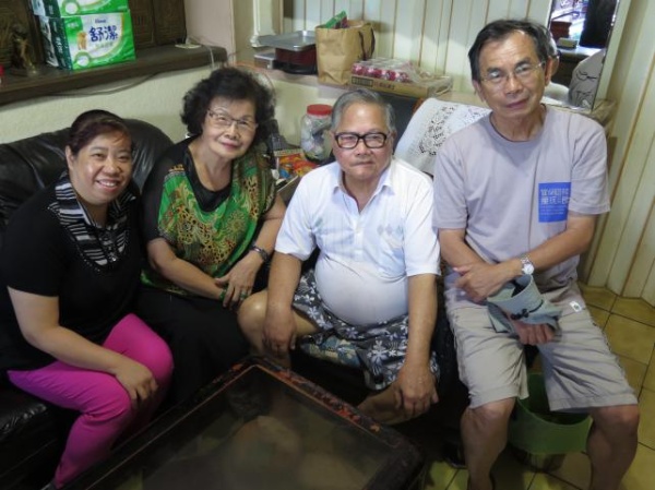 賴兒龍與採訪團隊合影