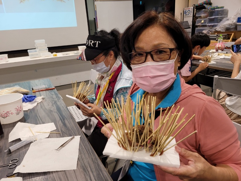 學員與固定完成的螃蟹標本合影。