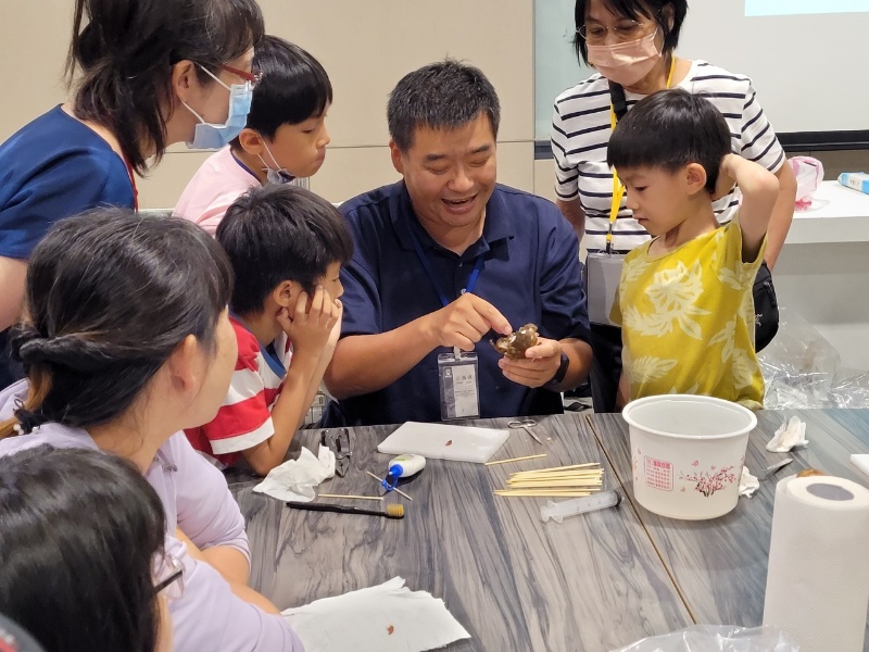 陳老師指導學員以竹籤及南寶樹脂接合標本的肢體與軀幹。