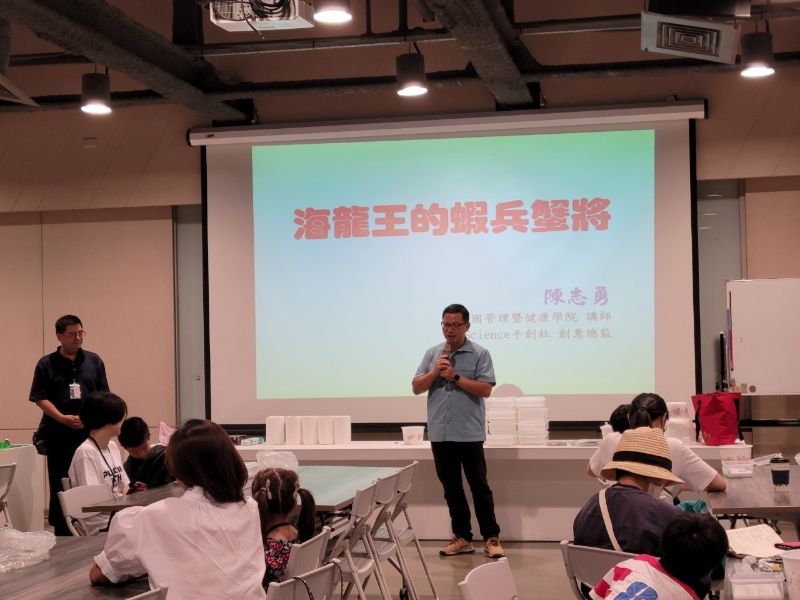 陳碧琳館長於課程開始前進行致詞。