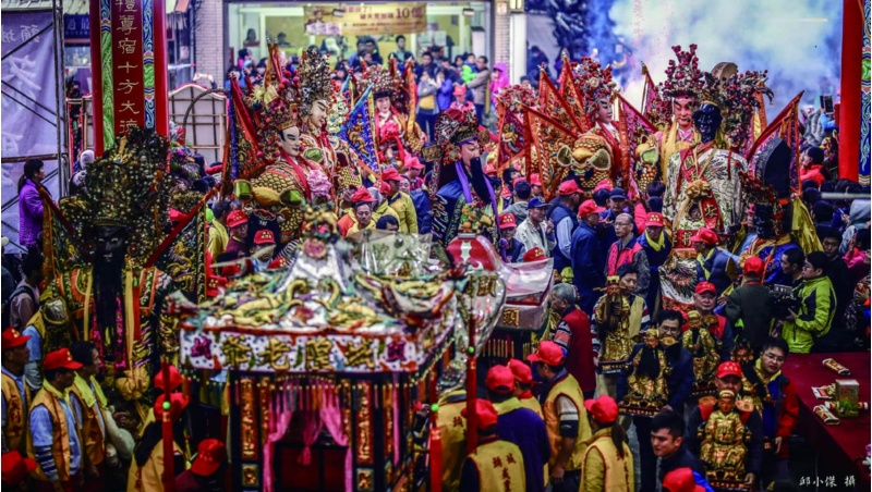 民國108年頭城城隍廟遶境結束，過完金火準備入廟盛況。(本件曾獲俄國國際攝影比賽獎項)(邱仕傑 攝)