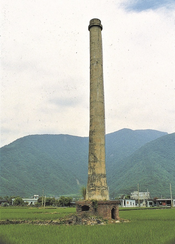 1990年代以前，南澳糖廠大煙囪一直是大南澳地區特殊地景。（宜蘭縣史館典藏）