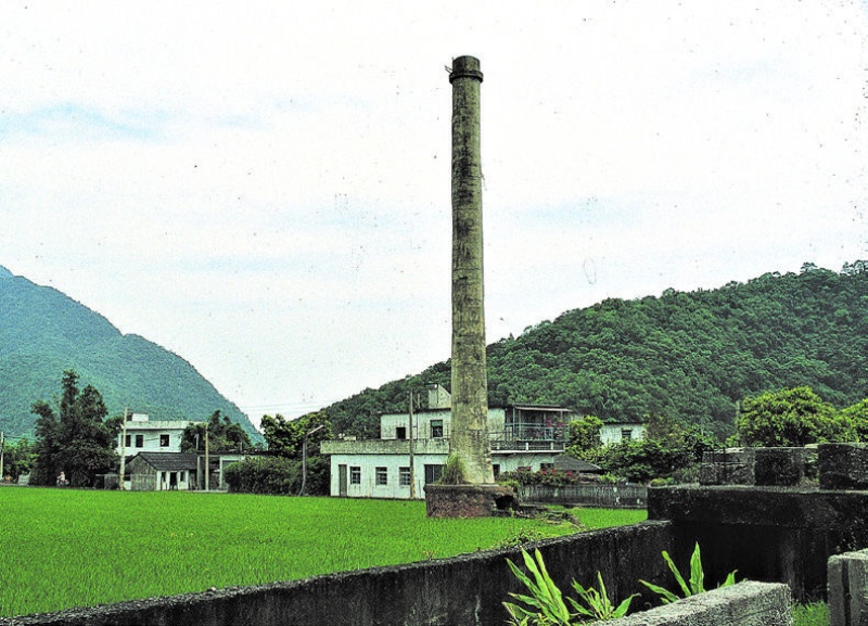 附近農舍也都擴建為鋼筋混凝土的兩層樓房。（宜蘭縣史館典藏）
